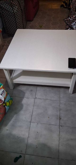Mesa de centro da IKEA, cor branca, com prateleira inferior