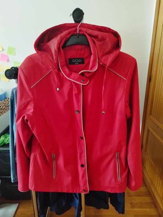 Casaco vermelho c/ capuz XL