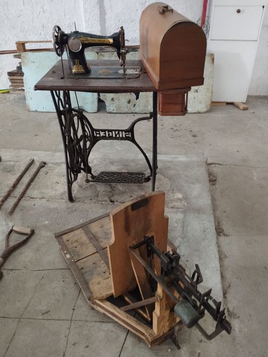 Vendo máquina de costura e balança decimal