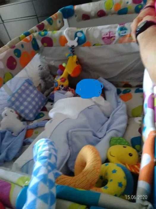 Cama de viagem com redutores em excelente estado