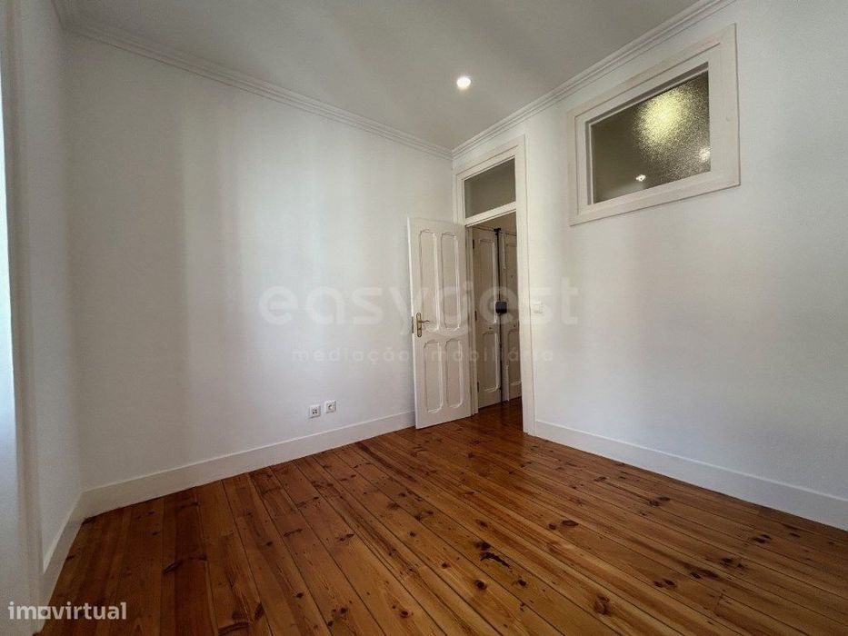 Apartamento T1+1, versátil, com vista desafogada em Campo de Ouriqu...