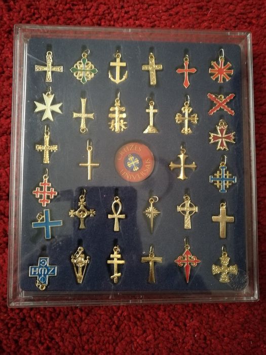 Coleção de cruzes banhadas a ouro universais