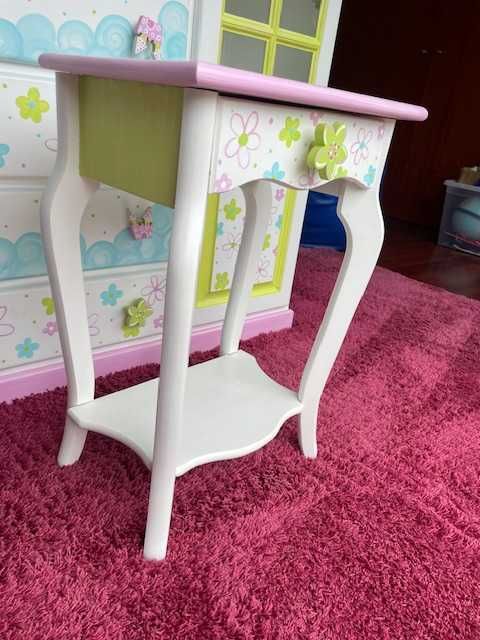 Mesa de cabeceira para quarto de criança