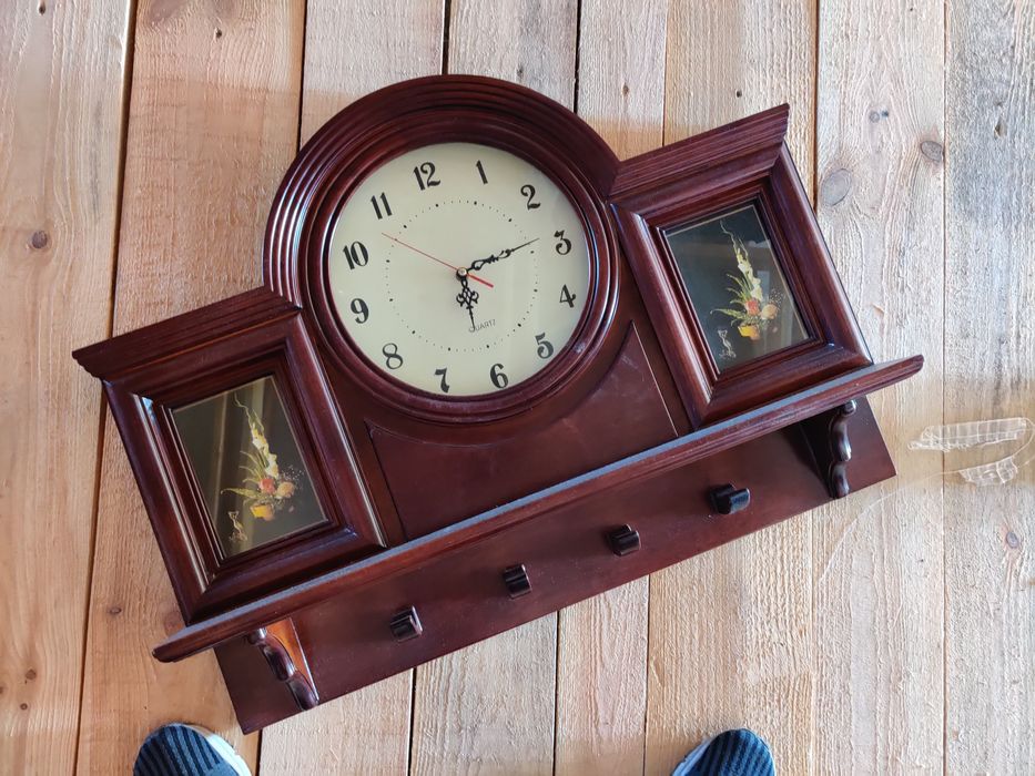Часы настенные,с вешалкой.дереванные.