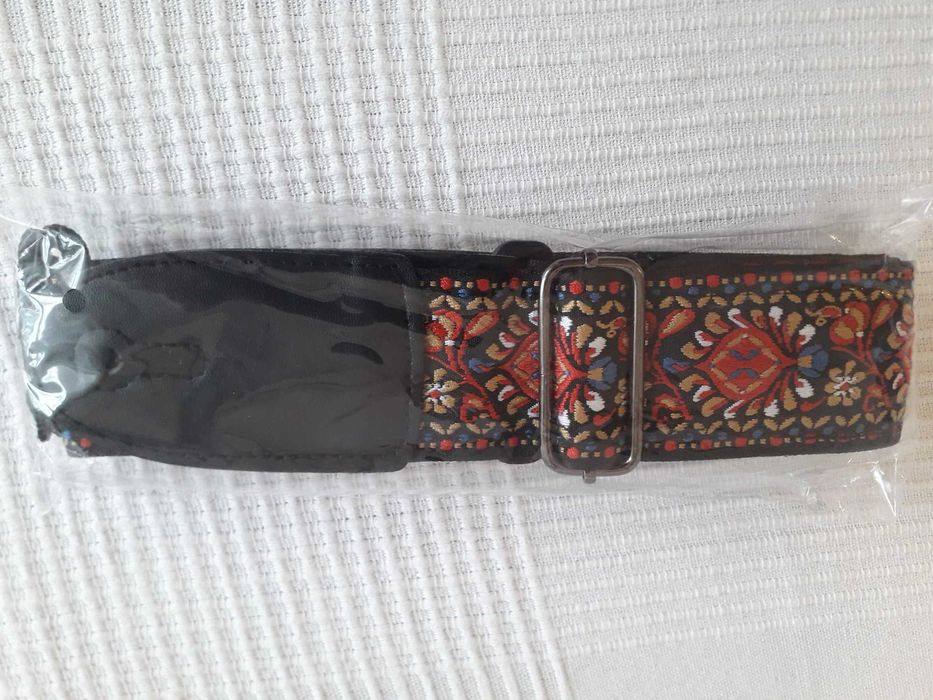 Haftowany, czerwony pasek do gitary, ukulele