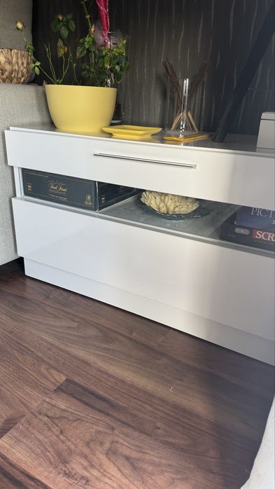 Mesa de televisao branca