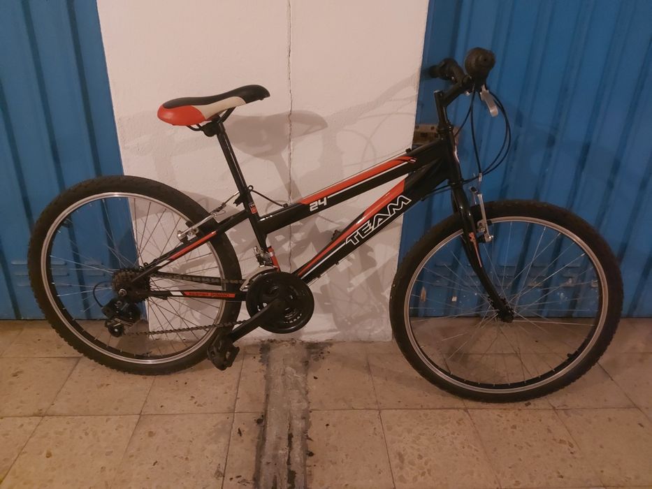 Bicicleta preta e vermelha usada
