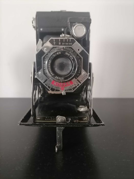 Máquina Kodak centenária de fole.