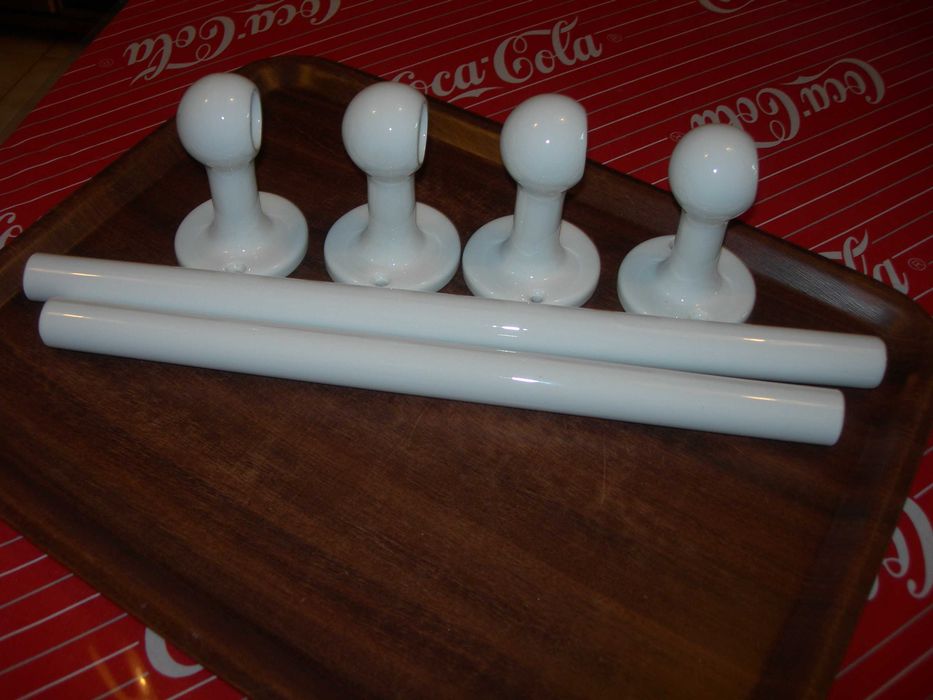 Dois suportes de toalhas em porcelana, Vista Alegre.