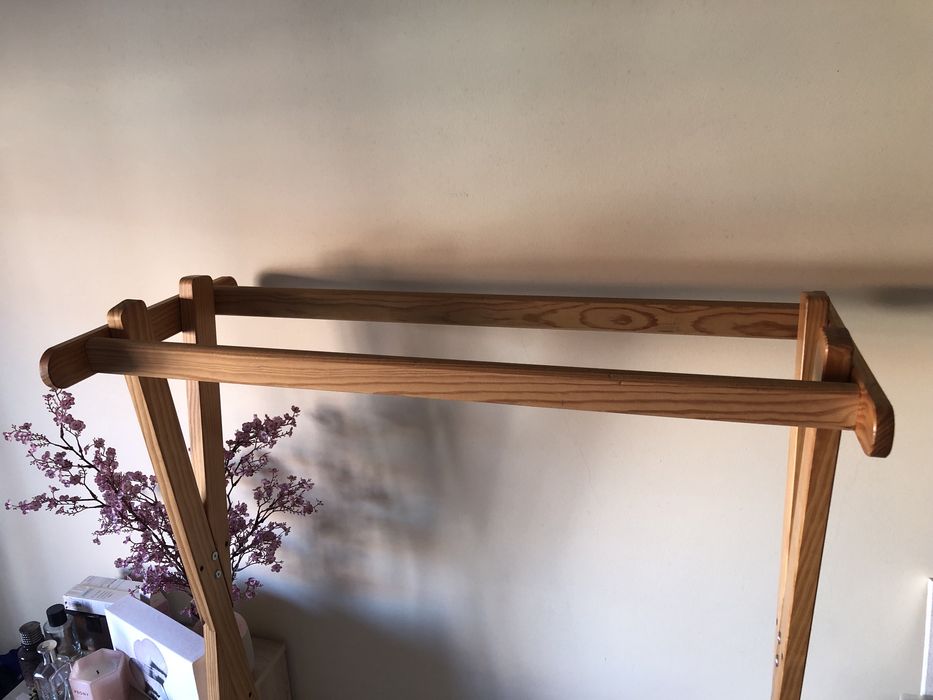 Cabide de madeira duplo com 2 prateleiras