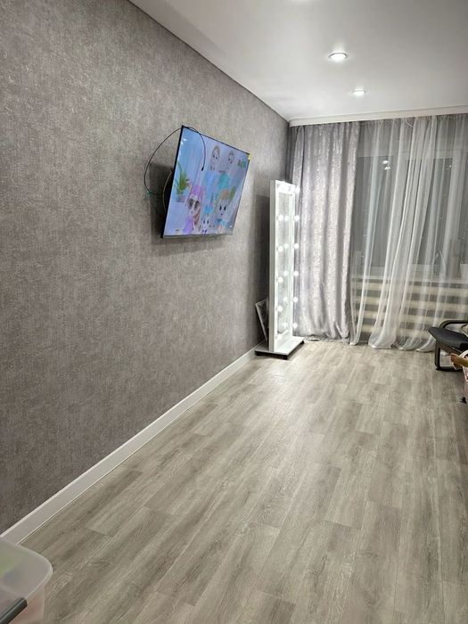 Косметический ремонт/Поклейка обоев/Укладка ламината/Покраска/ комната