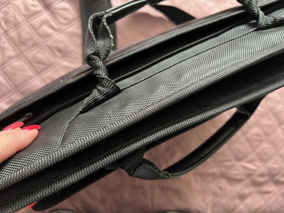 czarna torba na laptopa laptop