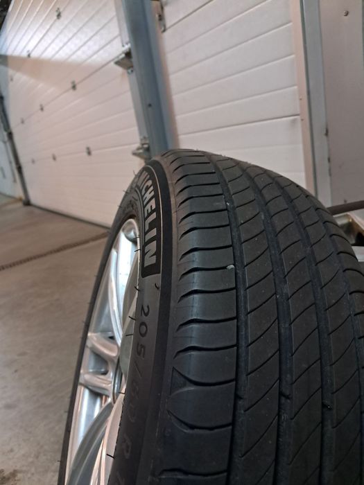 komplet 4 używanych kół aluminiowych z oponami.