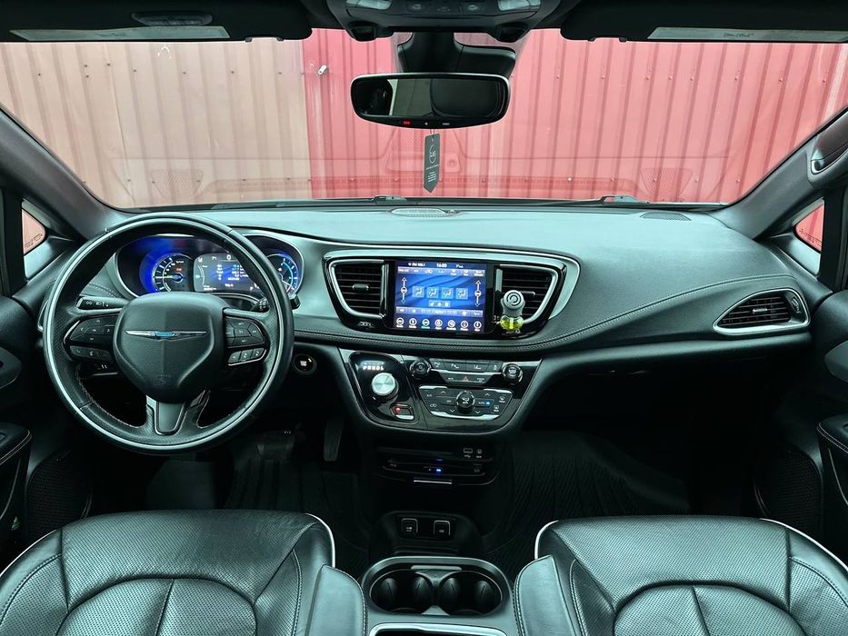 Chrysler Pacifica 2019 року, 3.6 гібрид, автомат, передній привід,233т