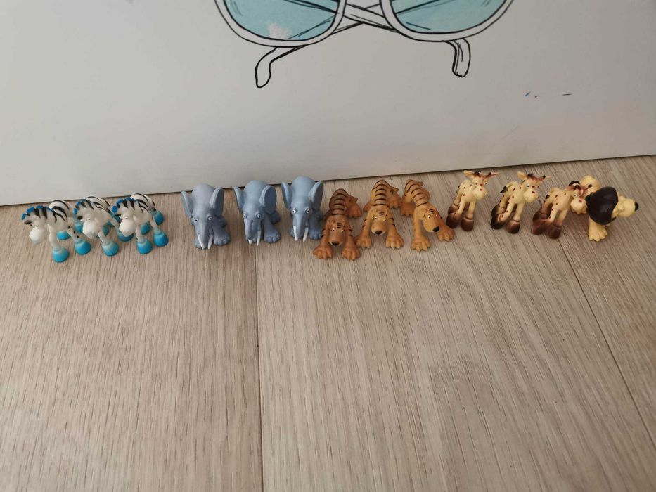 Miniaturowe figurki używane zwierzątek z sawanny