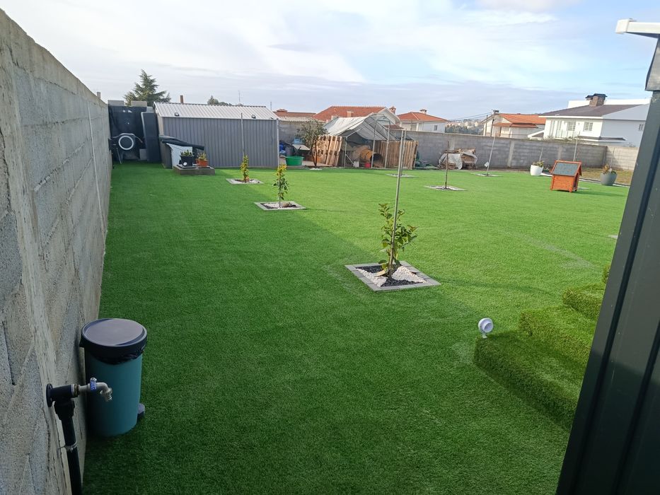 Relva sintética artificial e Relva Natural