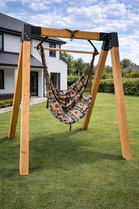 Гойдалка на дерев'яному каркасі