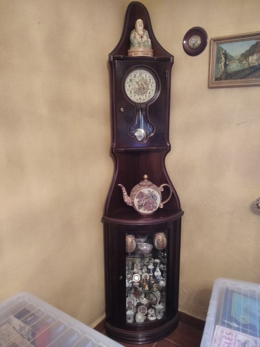 Móvel com Relógio e Vitrine