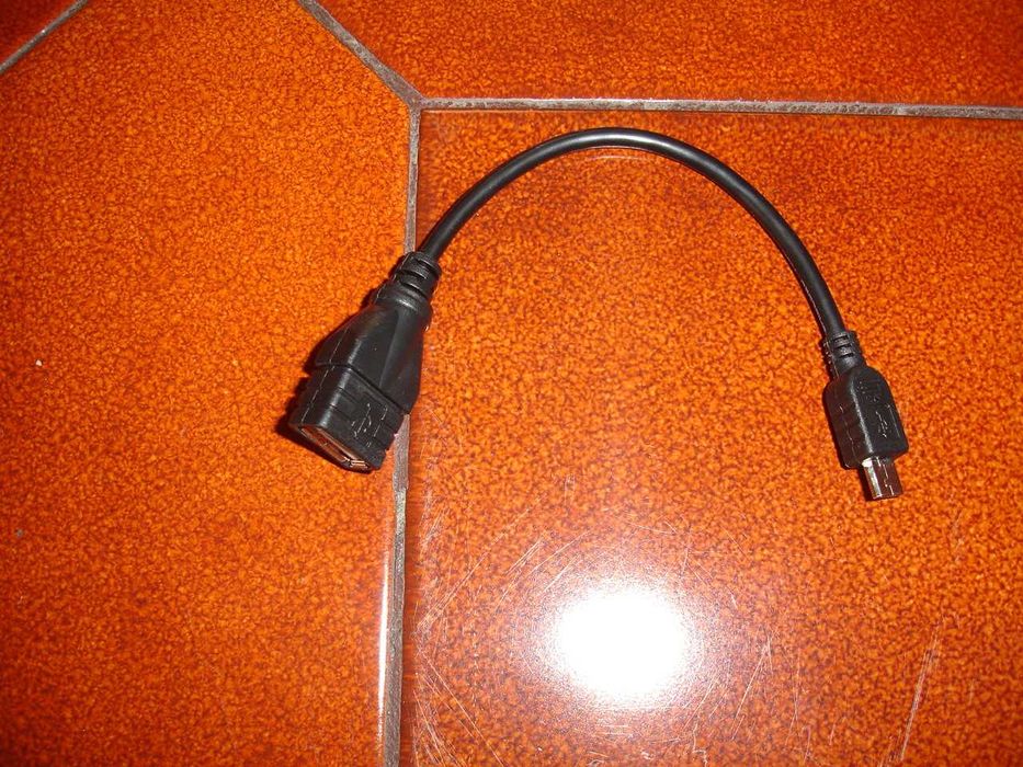 Vários cabos para telemóvel e tablet