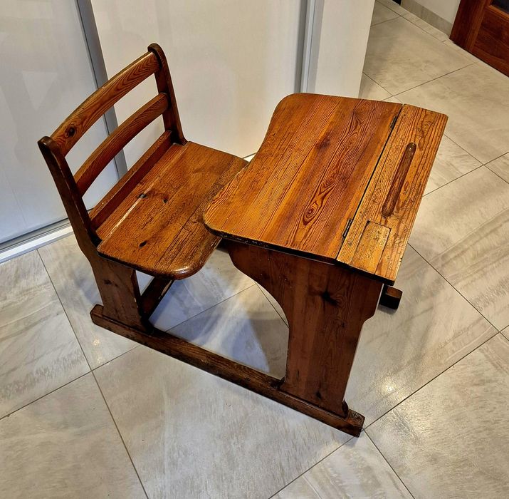 Stara zabytkowa ławka szkolna kałamarz