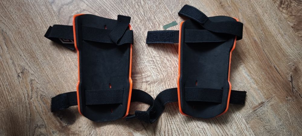 Щитки футбольні з захистом щиколотки UMBRO