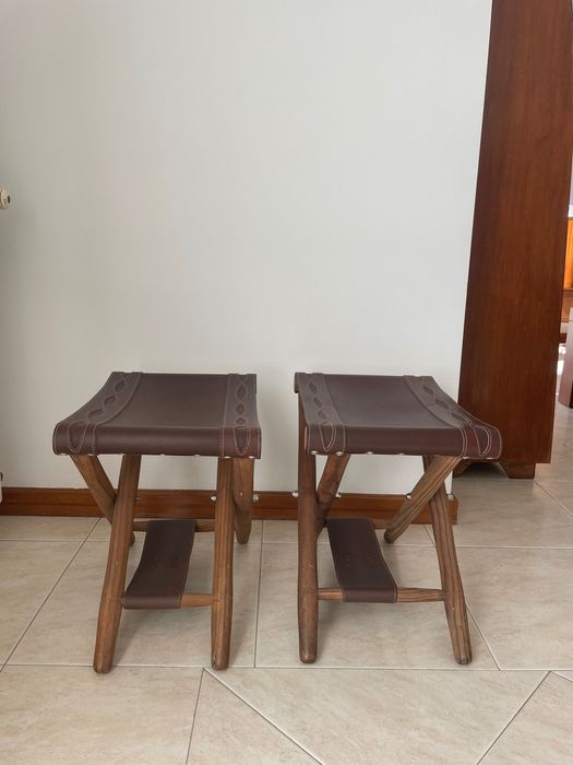 Banquinhos em Madeira e Pele