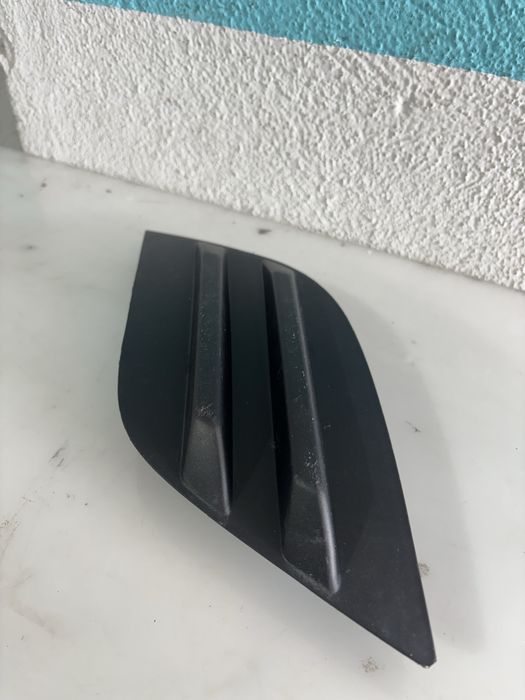 Grelha/moldura farol de nevoeiro Ford Fiesta