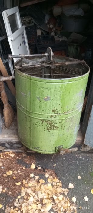 Продам медогонку на 4 рамки