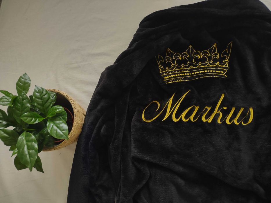 Nowy szlafrok ByShelly męski czarny z wyszywaną koroną napisem Markus