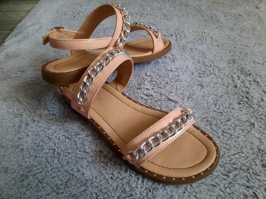 Sandały z łańcuszkiem 33