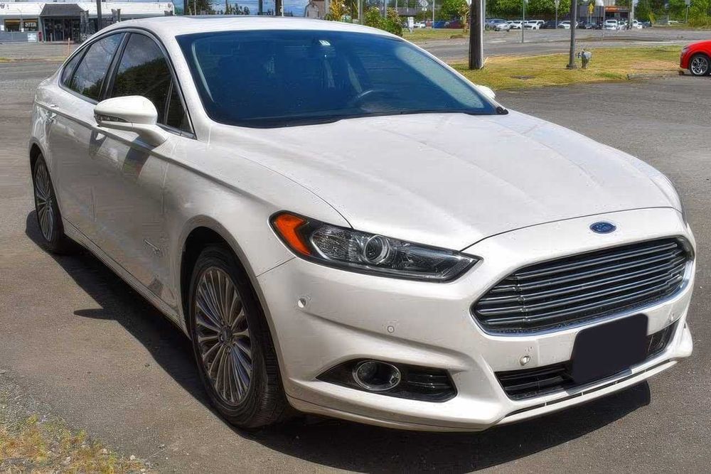 Ford Fusion Titanium Hybrid      2014