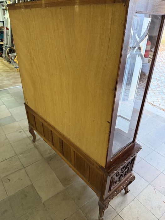 Cristaleira / Vitrine Antiga em Madeira Trabalhada com Prateleiras em Vidro