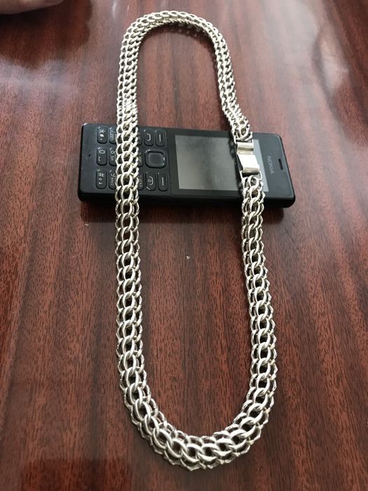 Серебряная цепь 925 пробы сделанная на заказ солидно смотрится.