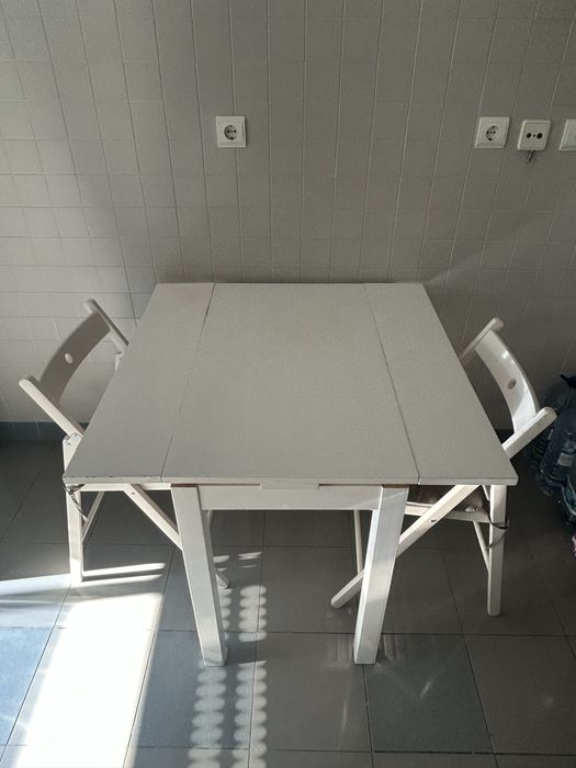 Mesa de cozinha branca extensivel com cadeiras