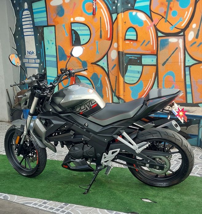 UM xtreet RS 125cc / com garantia de fábrica.