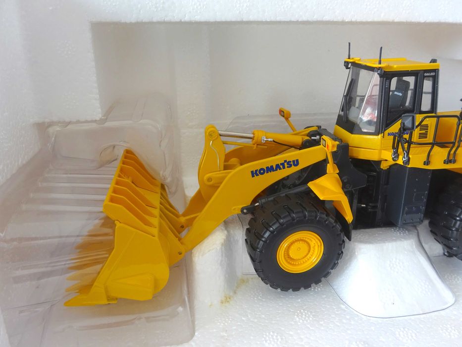 1:50 Universal Hobbies Komatsu WA600 Carregadora