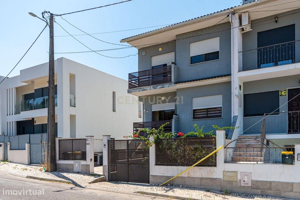 Moradia Geminada T4+1  em Vale de Milhaços