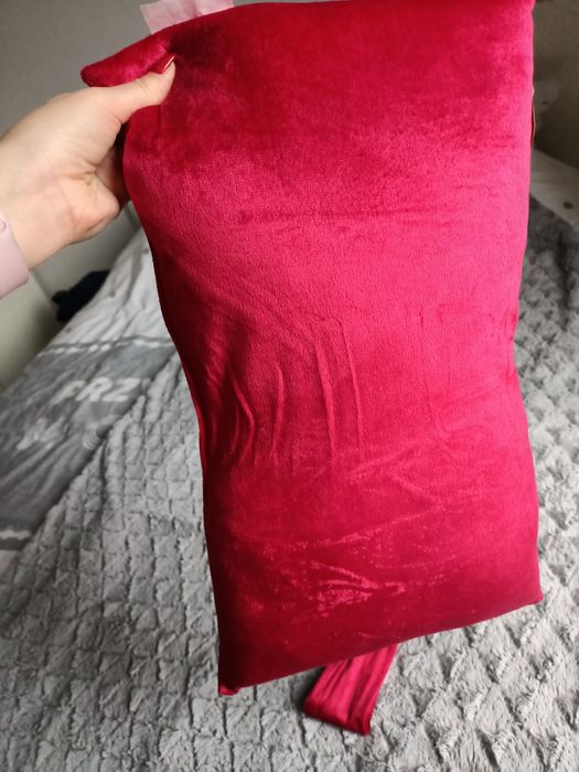 Czerwona poduszka kokarda