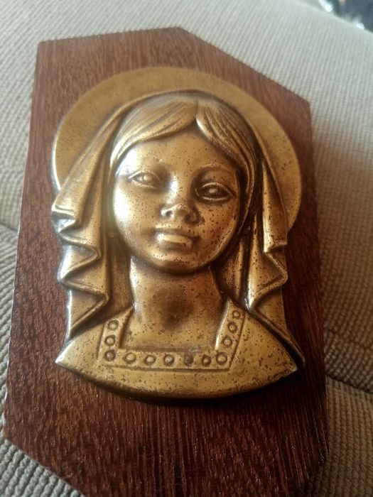 Quadro de madeira e metal com figura religiosa em alto-relevo