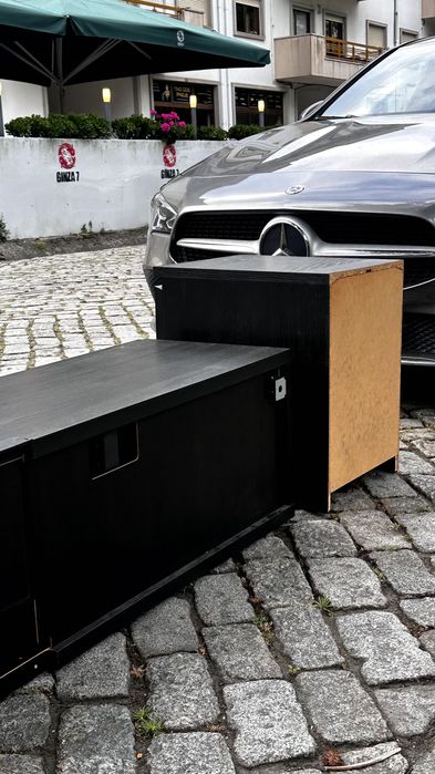 Conjunto de móveis pretos em ótimo estado