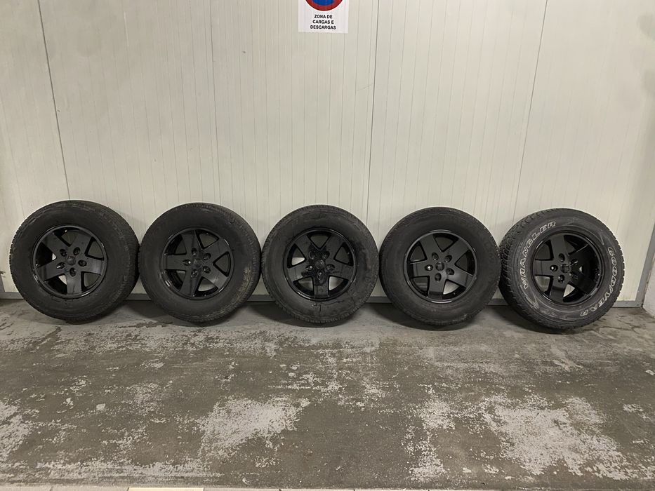 Conjunto 5 Jantes Originais JEEP R17 c/ Pneus Furação 5x127 como novas
