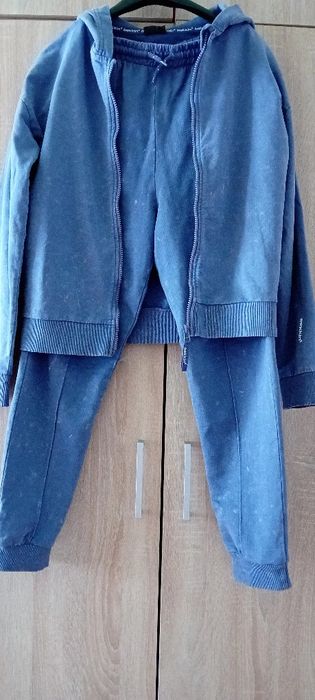 Dres dwuczęściowy młodzieżowy koloru jasny fiolet z białymi centkami.