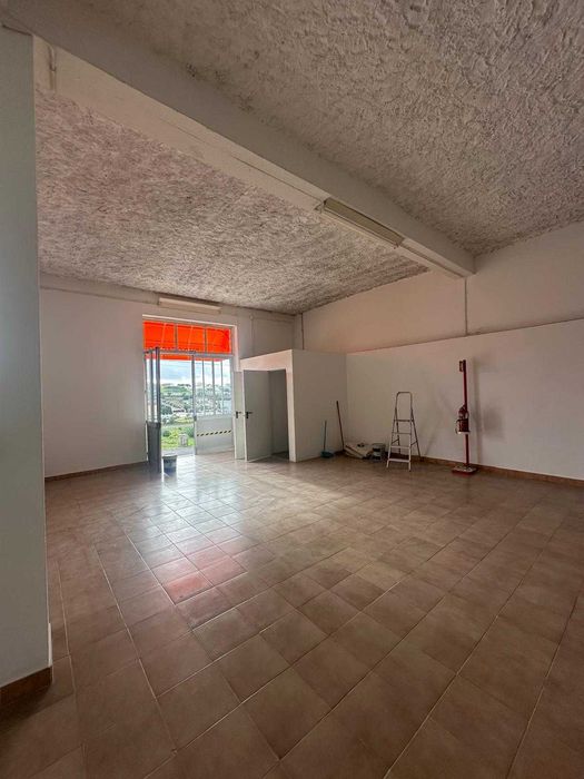 Aluga-se Armazém em Pêro Pinheiro