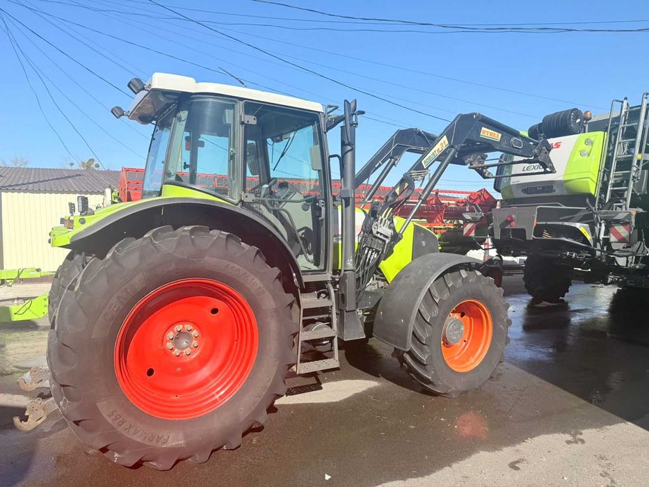 Claas Ares 696  2005року з фронтальним навантажувачем.