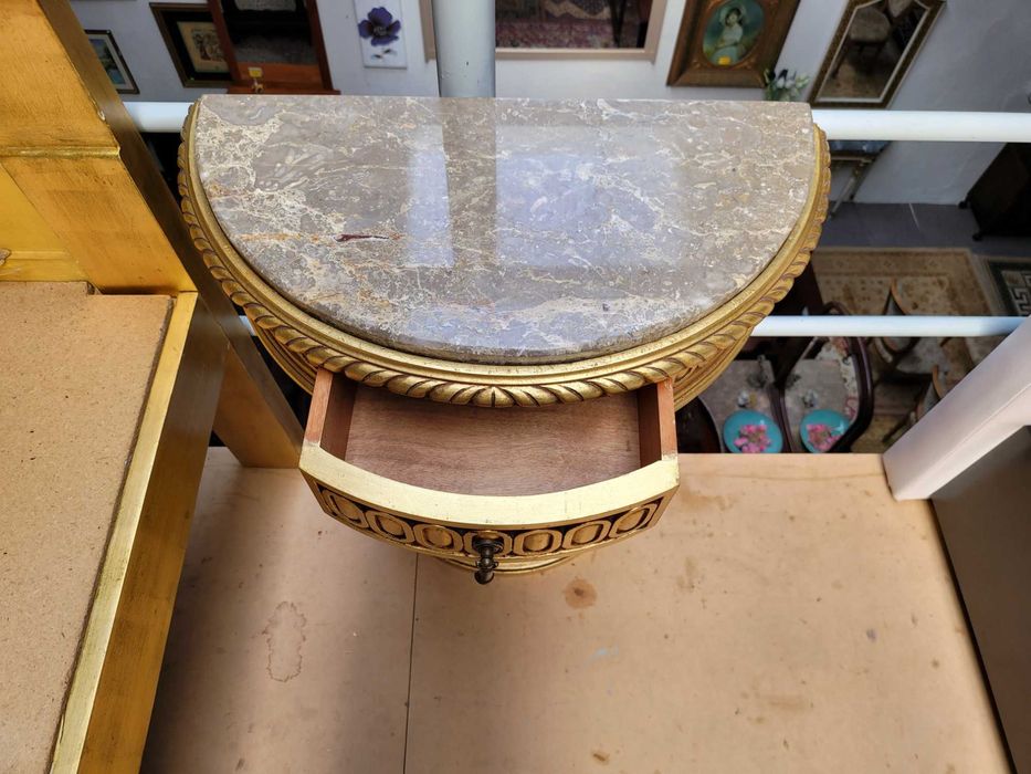 Muito bonito conjunto de cama antiga com duas mesas de cabeceira