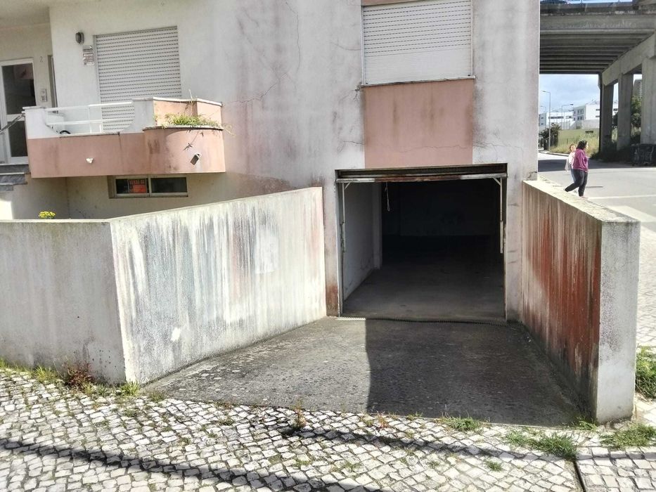 Vende-se garagem nas caldas da rainha