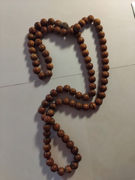 Naszyjnik z drewnianymi koralikami