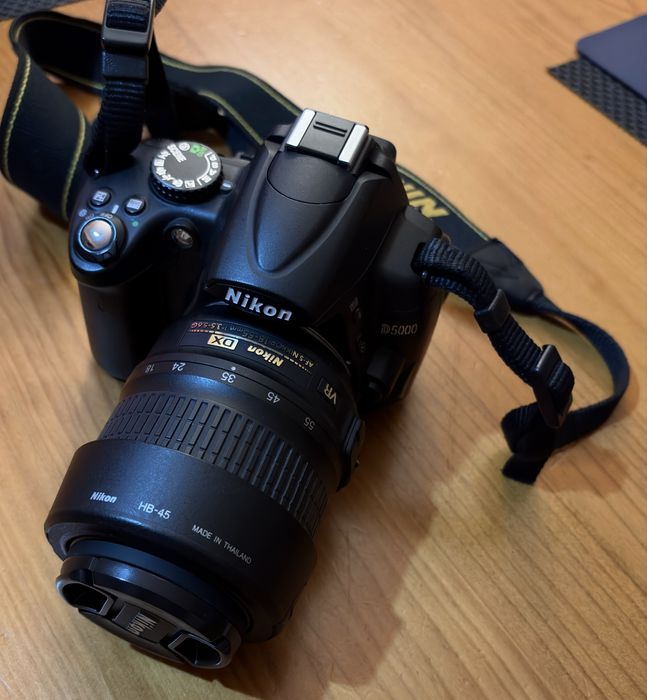 Nikon D 5000 com carregador e objetiva, impecável