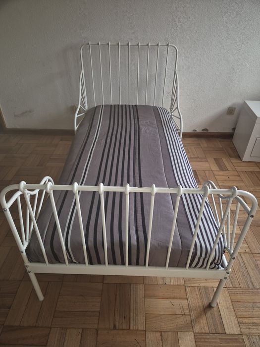Cama de criança em ferro extensível