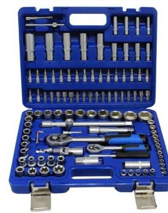 Mala de ferramentas com jogo de chaves de caixa e roquetes de 1/2" e 1/4" (f com 108 peças